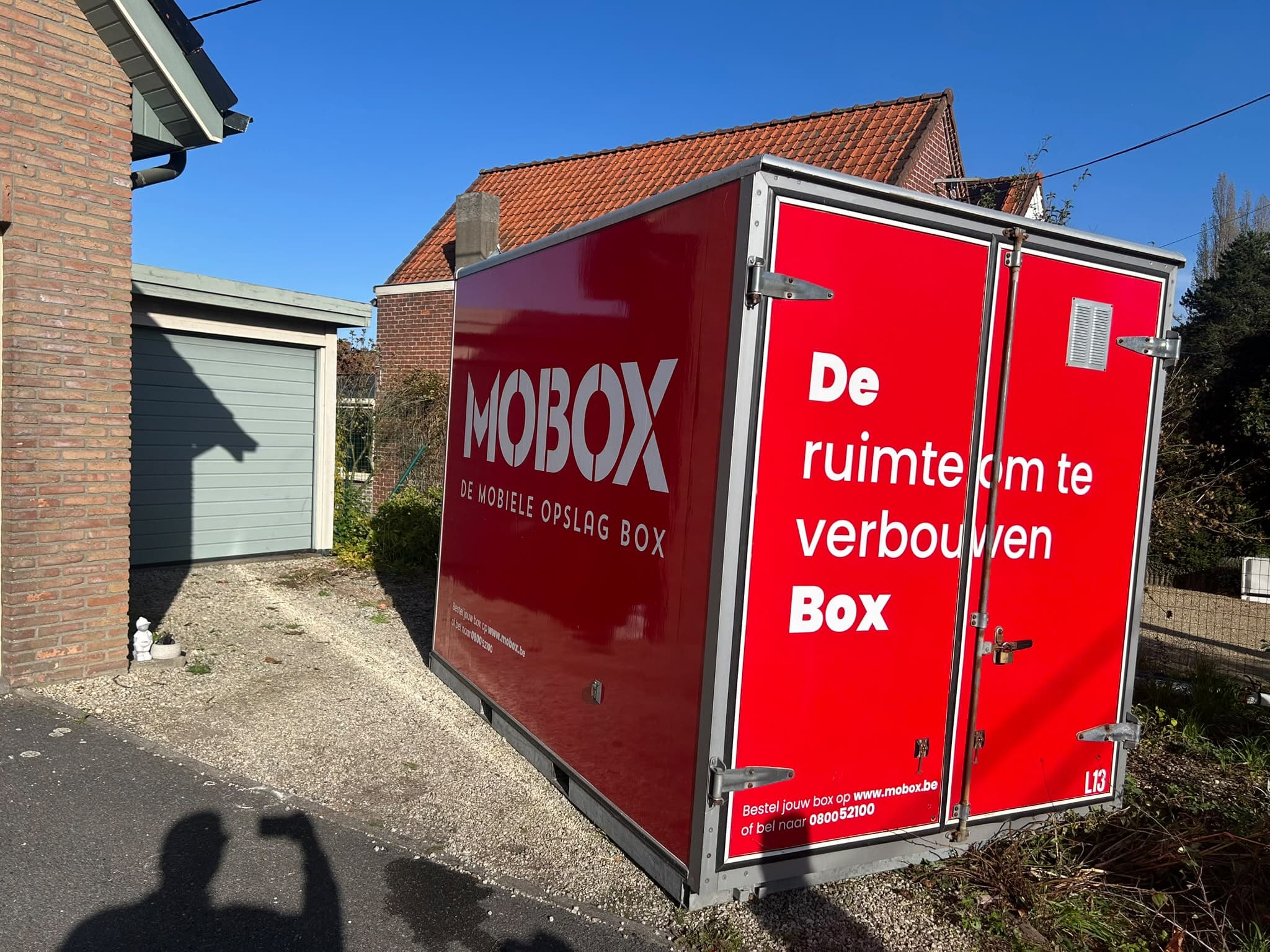 Een MOBOX-box van dichtbij, voor de deur van een woning
