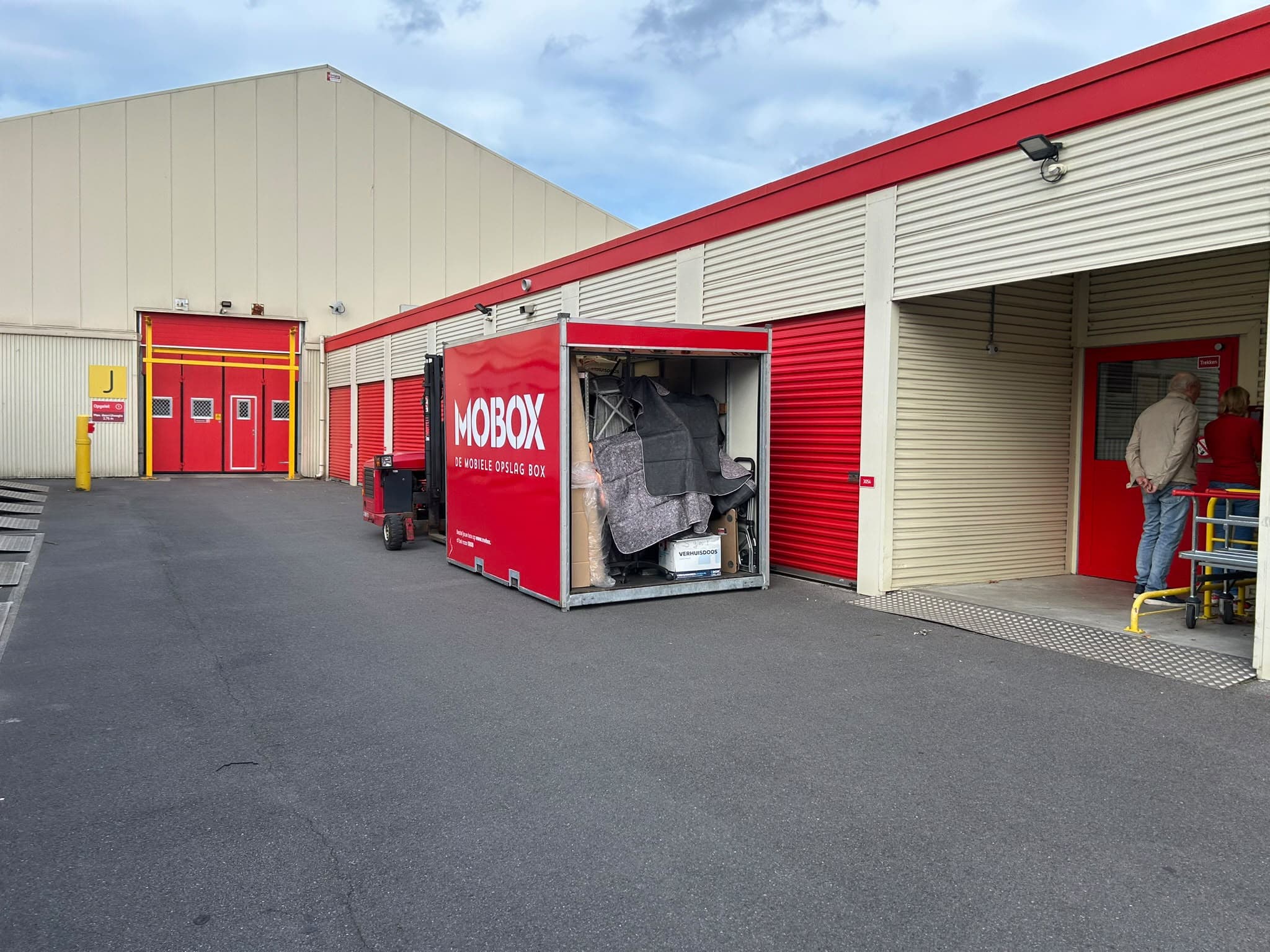 Een open MOBOX-box aan de laadkade van de loods