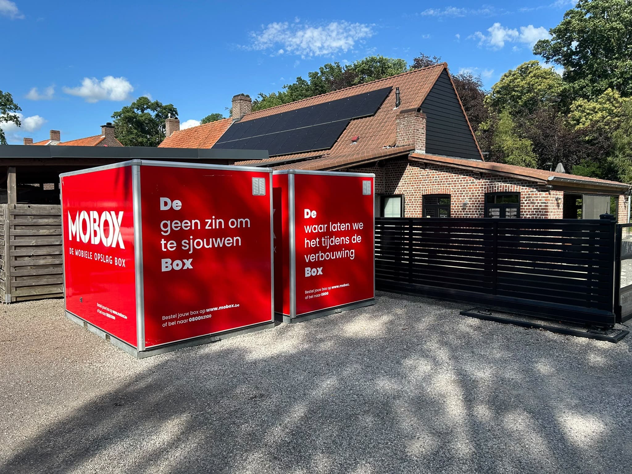Twee MOBOX-opslagboxen op de oprit van een woning