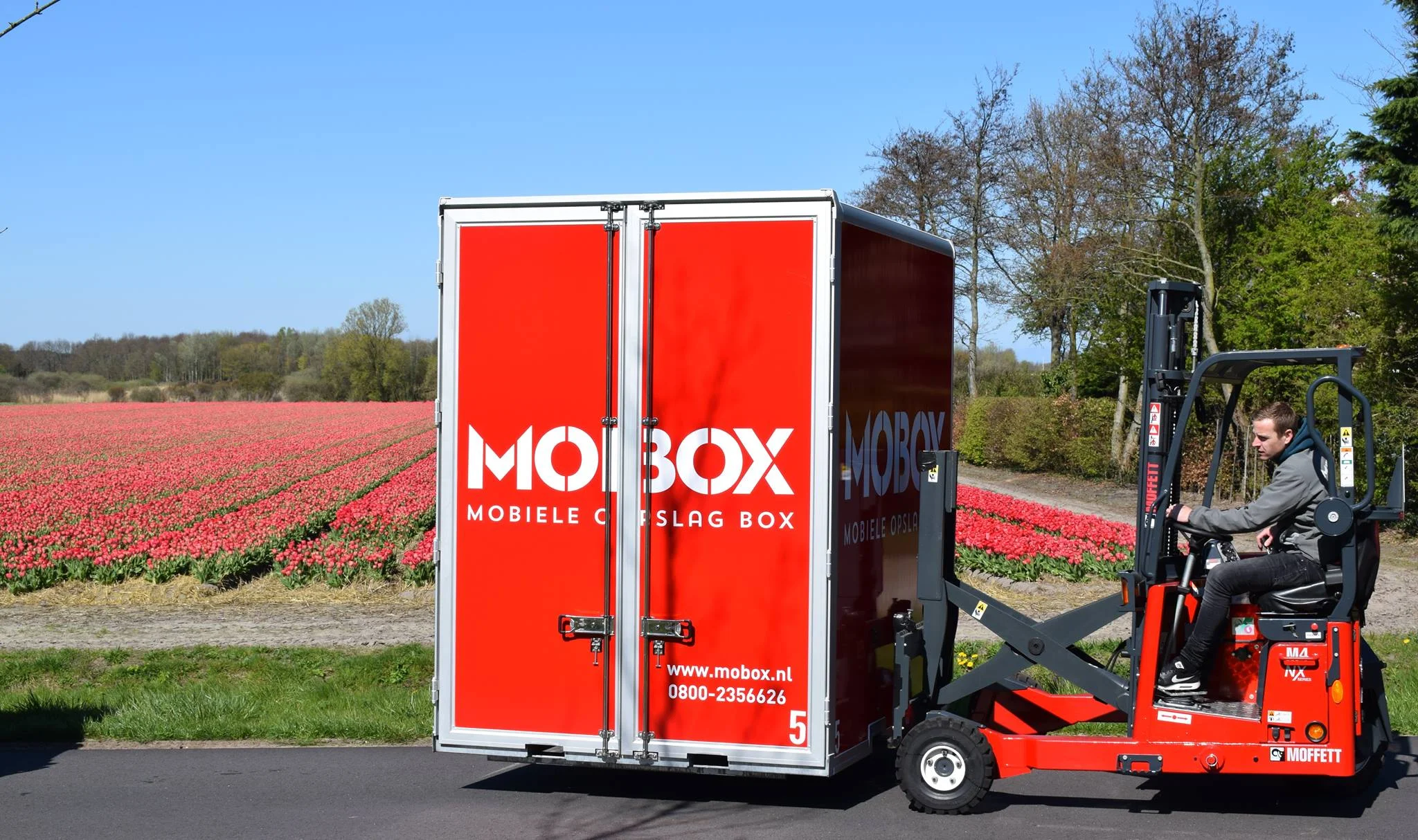 tijdelijke opslag weggebracht via hefttruck