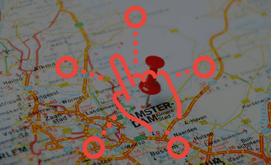 Gepinde map met hand om een andere keuze te maken qua stad