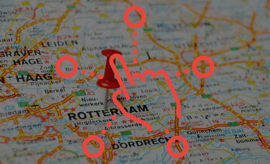 Gepinde map met hand om een andere keuze te maken qua stad